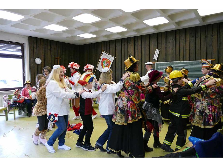 Naumburger Prinzenpaare mit Hofnarren besuchen den Kindergottesdienst (Foto: Karl-Franz Thiede)